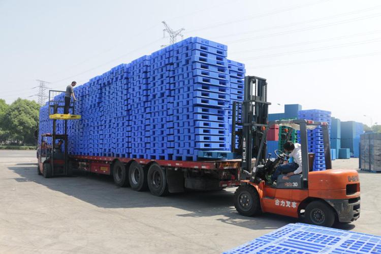 九脚吹塑托盘厂家定制 九脚吹塑托盘厂家定制